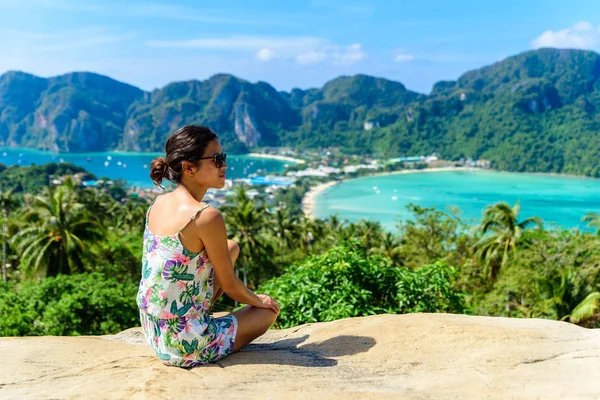 Koh Phi Phi Don, bakış açısı - kız güzel manzarayı cennet defne tropik ada tepesinden. Arkadan görüntüleyin. Tayland.