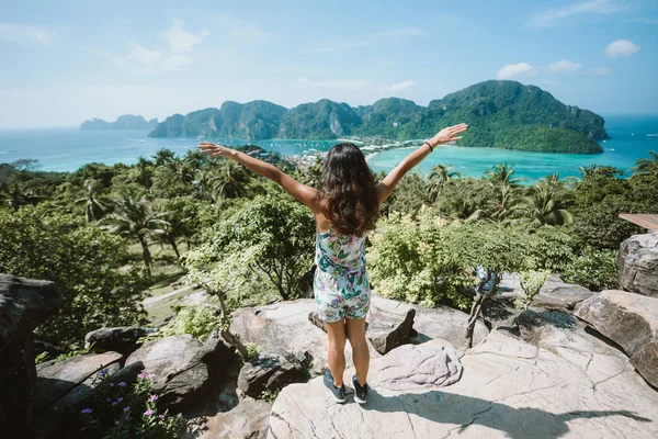Koh Phi Phi Don, bakış açısı - kız güzel manzarayı cennet defne tropik ada tepesinden. Arkadan görüntüleyin. Tayland.