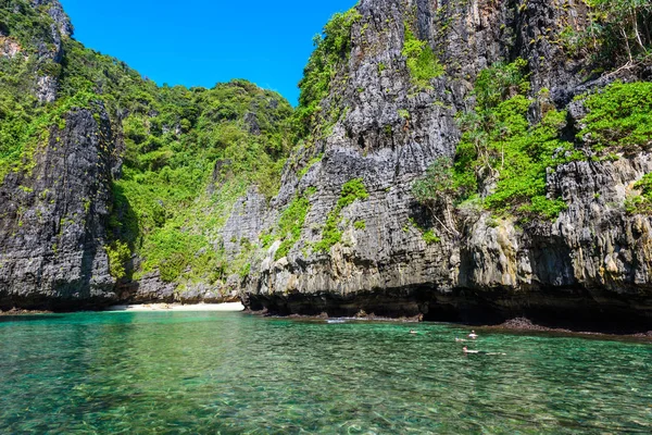 Wang Long Bay kristal turkuaz su ile tropik ada Koh Phi Phi Don, Krabi il, Tayland - güzel lagün bir bitkilerle kaplı taşlarla yapılan uzun tekne
