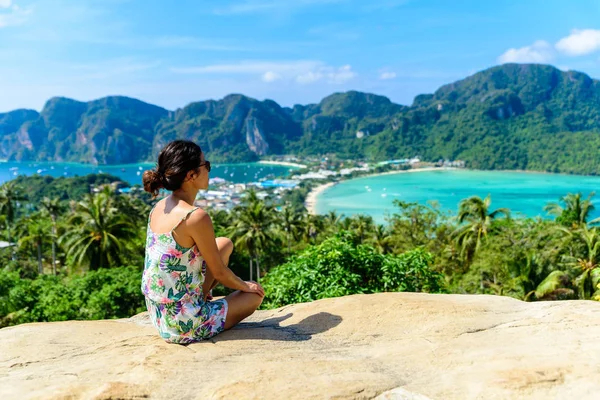 Koh Phi Phi Don, bakış açısı - kız güzel manzarayı cennet defne tropik ada tepesinden. Arkadan görüntüleyin. Tayland.