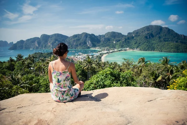 Koh Phi Phi Don, bakış açısı - kız güzel manzarayı cennet defne tropik ada tepesinden. Arkadan görüntüleyin. Tayland.
