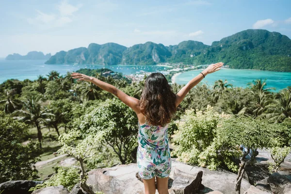 Koh Phi Phi Don, bakış açısı - kız güzel manzarayı cennet defne tropik ada tepesinden. Arkadan görüntüleyin. Tayland.