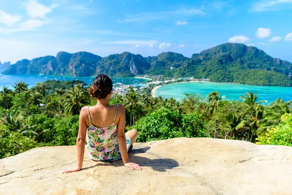 Koh Phi Phi Don Viewpoint Girl Enjoying Beautiful View Paradise — Stock Photo, Image