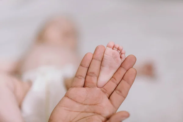 Pés Bebê Nas Mãos Mãe Recém Nascido Bonito Nas Mãos — Fotografia de Stock