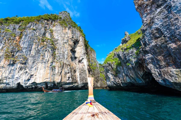 Wang Long Bay kristal turkuaz su ile tropik ada Koh Phi Phi Don, Krabi il, Tayland - güzel lagün bir bitkilerle kaplı taşlarla yapılan uzun tekne