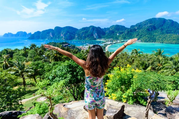 Koh Phi Phi Don, bakış açısı - kız güzel manzarayı cennet defne tropik ada tepesinden. Arkadan görüntüleyin. Tayland.