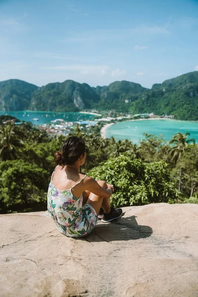 Koh Phi Phi Don, bakış açısı - kız güzel manzarayı cennet defne tropik ada tepesinden. Arkadan görüntüleyin. Tayland.