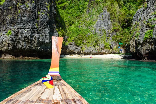 Wang Long Bay kristal turkuaz su ile tropik ada Koh Phi Phi Don, Krabi il, Tayland - güzel lagün bir bitkilerle kaplı taşlarla yapılan uzun tekne