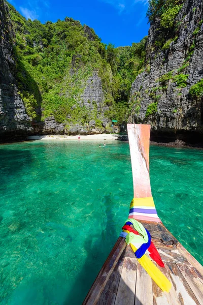 Wang Long Bay kristal turkuaz su ile tropik ada Koh Phi Phi Don, Krabi il, Tayland - güzel lagün bir bitkilerle kaplı taşlarla yapılan uzun tekne
