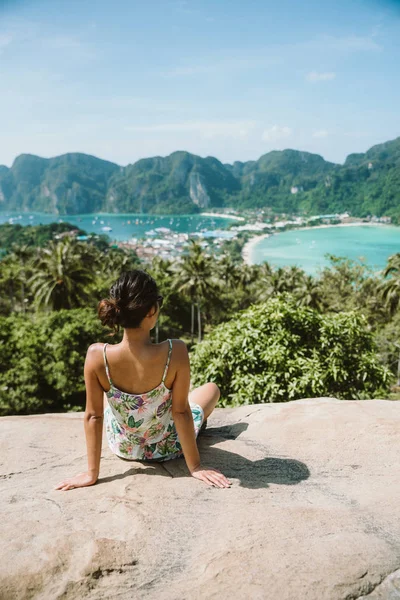 Koh Phi Phi Don, bakış açısı - kız güzel manzarayı cennet defne tropik ada tepesinden. Arkadan görüntüleyin. Tayland.