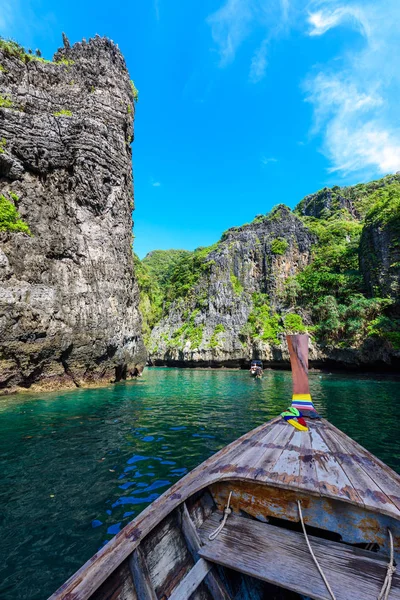 Wang Long Bay kristal turkuaz su ile tropik ada Koh Phi Phi Don, Krabi il, Tayland - güzel lagün bir bitkilerle kaplı taşlarla yapılan uzun tekne