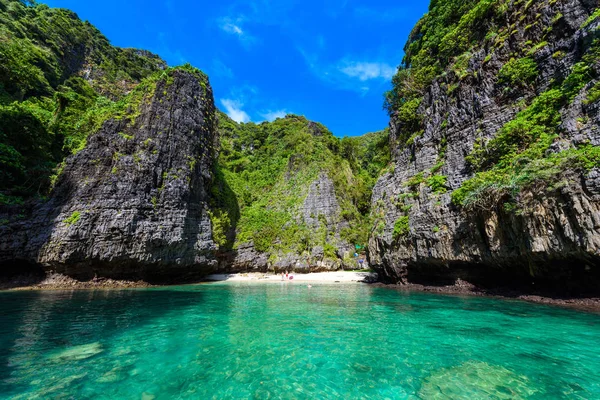 Wang Long Bay kristal turkuaz su ile tropik ada Koh Phi Phi Don, Krabi il, Tayland - güzel lagün bir bitkilerle kaplı taşlarla yapılan uzun tekne