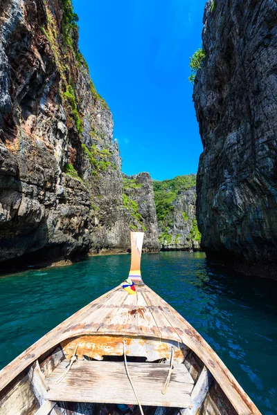 Wang Long Bay kristal turkuaz su ile tropik ada Koh Phi Phi Don, Krabi il, Tayland - güzel lagün bir bitkilerle kaplı taşlarla yapılan uzun tekne