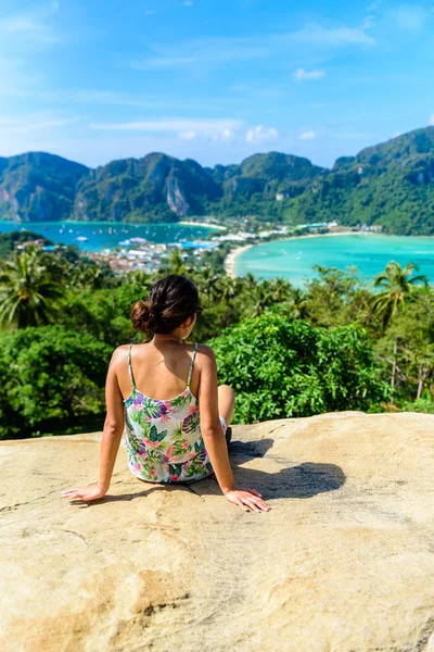 Koh Phi Phi Don, bakış açısı - kız güzel manzarayı cennet defne tropik ada tepesinden. Arkadan görüntüleyin. Tayland.