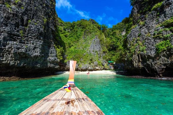 Wang Long Bay kristal turkuaz su ile tropik ada Koh Phi Phi Don, Krabi il, Tayland - güzel lagün bir bitkilerle kaplı taşlarla yapılan uzun tekne