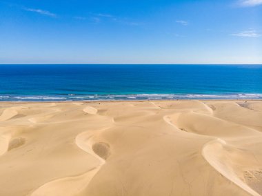 Güzel sahil ve plaj, Kanarya Adaları, İspanya ile Gran Canaria Kum Tepeleri Havadan Görünümü