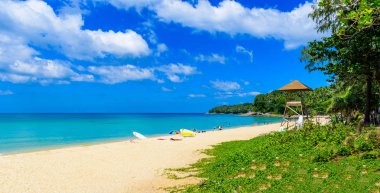Surin plaj, altın kum, kristal su ve palmiye ağaçları ile Paradise plaj, Phuket Adası Patong alan, Tropikal seyahat hedef, Tayland