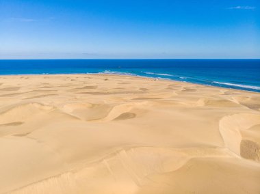 Güzel sahil ve plaj, Kanarya Adaları, İspanya ile Gran Canaria Kum Tepeleri Havadan Görünümü
