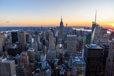 Rockefeller Merkezi Gözlem Güvertesi'nden Empire State Binası ile Midtown Manhattan siluetinin panorama görünümü. Top of the Rock - New York City, Amerika Birleşik Devletleri
