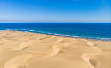 Güzel sahil ve plaj, Kanarya Adaları, İspanya ile Gran Canaria Kum Tepeleri Havadan Görünümü