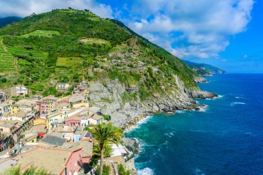 Cinque Terre Milli Parkı'ndaki Vernazza Köyü - Kaleden güzel sahile ve Luguria köyüne bak, İtalya