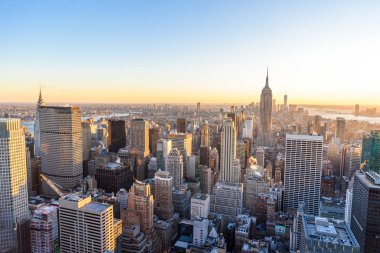 Rockefeller Merkezi Gözlem Güvertesi'nden Empire State Binası ile Midtown Manhattan siluetinin panorama görünümü. Top of the Rock - New York City, Amerika Birleşik Devletleri