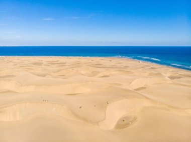 Güzel sahil ve plaj, Kanarya Adaları, İspanya ile Gran Canaria Kum Tepeleri Havadan Görünümü