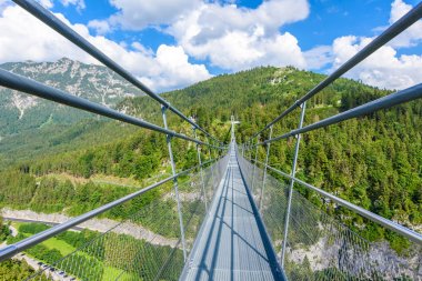 Alpler güzel manzara Manzara iki tepe arasında Reutte De Asma Köprüsü, Tirol, Avusturya