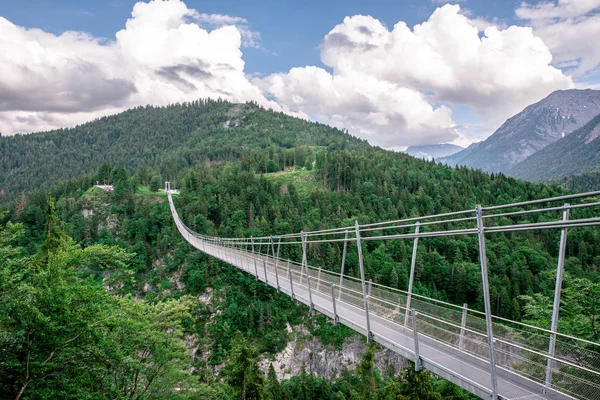 Suspension Bridge Reutte Two Hills Beautiful Landscape Scenery Alps Tirol — Stock Photo, Image