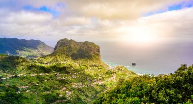 Portela Viewpoint manzara - Porto da Cruz madeira adasının kuzeyinde güzel sahil ve dağlarda - Ribeira Frio-Portela, Portekiz.