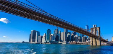 New York şehir merkezinin ünlü silueti, Brooklin Köprüsü ve Manhattan, East River panoraması üzerinde aydınlatılmış gökdelenler. New York, Amerika Birleşik Devletleri