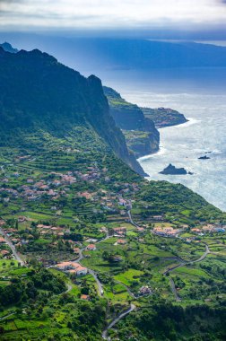 Madeira Adası Güzel manzara manzara - Madeira, Portekiz kuzey tarafında Boaventura yakınlarındaki küçük köy Arco de Sao Jorge görünümü