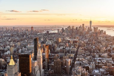 Gün batımında Empire State Binası'ndaki gözlem güvertesinden görünüm - Lower Manhatten Downtown, New York City, Usa
