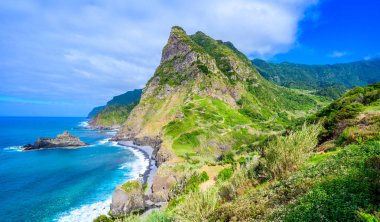 Madeira Adası'nın güzel manzara manzarası - Kuzey kıyı şeridindeki Miradouro de Sao Cristovao'dan manzara, Boaventura yakınlarındaki Sao Vicente bölgesi, Portekiz