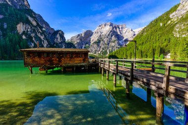 Güzel dağ manzarasında Pragser Wildsee olarak da bilinen Braies Gölü'ndeki ahşap göl evi. Dolomites, Güney Tirol, İtalya, Avrupa'da Amazing Seyahat hedef Lago di Braies.