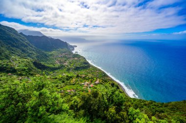 Madeira Adası Güzel manzara manzara - Madeira, Portekiz kuzey tarafında Boaventura yakınlarındaki küçük köy Arco de Sao Jorge görünümü