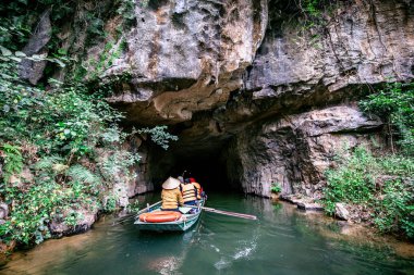 Trang Bir Manzara karst kuleleri ve nehir boyunca bitkiler (Unesco Dünya Mirası) tarafından oluşturulan Tekne mağara turu. Vietnam topraklarındaki Halong Körfezi. Ninh Binh province, Vietnam.