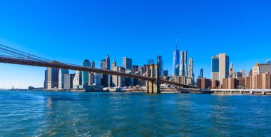 New York şehir merkezinin ünlü silueti, Brooklin Köprüsü ve Manhattan, East River panoraması üzerinde aydınlatılmış gökdelenler. New York, Amerika Birleşik Devletleri