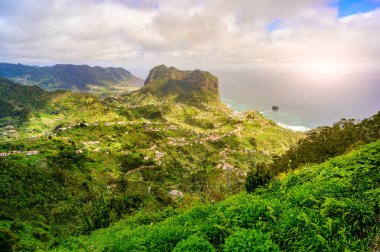 Portela Viewpoint manzara - Porto da Cruz madeira adasının kuzeyinde güzel sahil ve dağlarda - Ribeira Frio-Portela, Portekiz.
