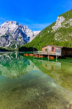 Güzel dağ manzarasında Pragser Wildsee olarak da bilinen Braies Gölü. Dolomites, Güney Tirol, İtalya, Avrupa'daki Lago di Braies'de dinlenme ve dinlenme.