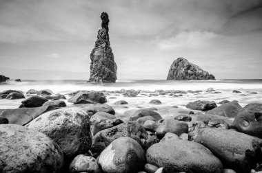 Ribeira da Janela taşlı plajda Lav adacıkları - Ada Madeira, Portekiz Porto Moniz yakınlarındaki okyanusta kaya oluşumları ile Vahşi ve güzel sahil