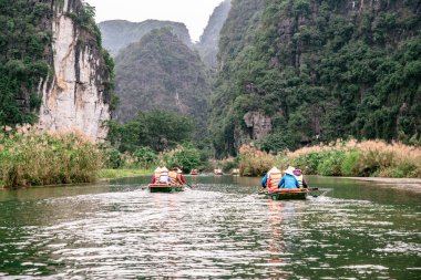 Trang Bir Manzara karst kuleleri ve nehir boyunca bitkiler (Unesco Dünya Mirası) tarafından oluşturulan Tekne mağara turu. Vietnam topraklarındaki Halong Körfezi. Ninh Binh province, Vietnam.