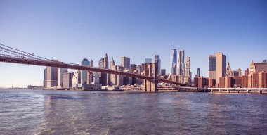 New York şehir merkezinin ünlü silueti, Brooklin Köprüsü ve Manhattan, East River panoraması üzerinde aydınlatılmış gökdelenler. New York, Amerika Birleşik Devletleri