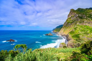 Madeira Adası'nın güzel manzara manzarası - Kuzey kıyı şeridindeki Miradouro de Sao Cristovao'dan manzara, Boaventura yakınlarındaki Sao Vicente bölgesi, Portekiz