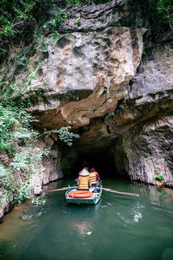 Trang Bir Manzara karst kuleleri ve nehir boyunca bitkiler (Unesco Dünya Mirası) tarafından oluşturulan Tekne mağara turu. Vietnam topraklarındaki Halong Körfezi. Ninh Binh province, Vietnam.