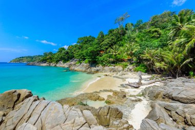Özgürlük plaj, Phuket, Tayland - Beyaz cennet kum plaj ve turkuaz berrak su ve granit taşlar ile Tropikal ada
