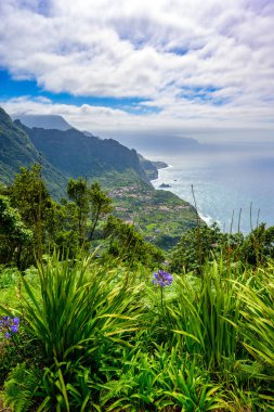 Madeira Adası Güzel manzara manzara - Madeira, Portekiz kuzey tarafında Boaventura yakınlarındaki küçük köy Arco de Sao Jorge görünümü