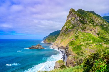 Madeira Adası'nın güzel manzara manzarası - Kuzey kıyı şeridindeki Miradouro de Sao Cristovao'dan manzara, Boaventura yakınlarındaki Sao Vicente bölgesi, Portekiz