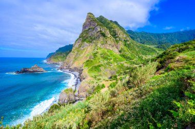 Madeira Adası'nın güzel manzara manzarası - Kuzey kıyı şeridindeki Miradouro de Sao Cristovao'dan manzara, Boaventura yakınlarındaki Sao Vicente bölgesi, Portekiz