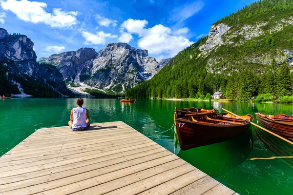 Femme Relaxant Sur Jetée Lac Braies Également Connu Sous Nom — Photo